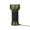 Olight Marauder Mini 2 Taschenlampe in Olivgrün stehend mit USB-C Ladekabel und rutschfestem Griff für Outdoor-Einsätze