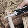 NexTool W40 Multitool mit Säge schneidet einen Holzast im Freien