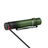 Grüne Olight Warrior Mini LED-Taschenlampe mit Ladekabel und Taschenclip vor weißem Hintergrund