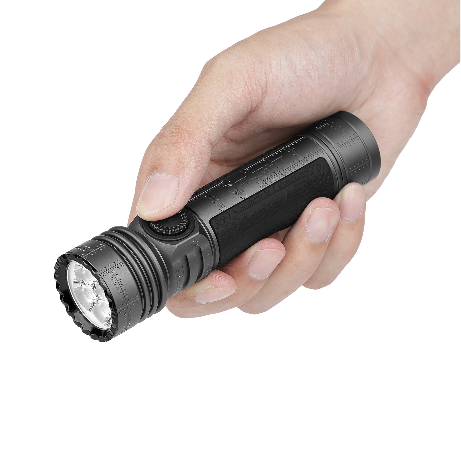 Olight Seeker 4 Pro in einer Hand gehalten