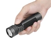 Olight Seeker 4 Pro schwarze LED Taschenlampe in Hand gehalten für Outdoor und Abenteuer Einsätze