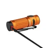 Olight orange Baton 4 Premium Edition von der Seite mit magnetischer Aufladung und Ladezustandsanzeige für den täglichen Gebrauch