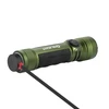 Olight Seeker 4 Pro grüne Taschenlampe in Seitenansicht mit Ladekabel für den Einsatz im Freien