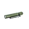 Grüne Olight Warrior 3S LED Taschenlampe in der Seitenansicht mit robustem Clip für Outdoor und EDC Nutzung