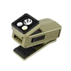 Grüne Olight Oclip 2 Ultra Clip-On-Lampe in Schrägansicht mit verstellbarem LED-Kopf und robustem Halteclip für Outdoor-Einsätze