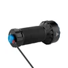 Olight MCC Ladekabel in Ladestation einer wiederaufladbaren Taschenlampe, weißer Hintergrund.