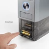 Hand entnimmt Olight AAA Akku aus dem Olight Batteriesystem.