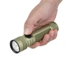 Olight Seeker Ultra LED Taschenlampe in Olivgrün wird von einer Hand gehalten