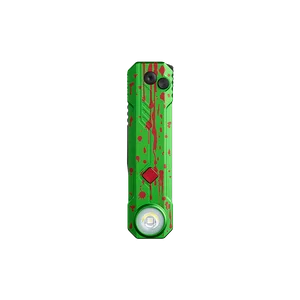 Grüne EDC-Taschenlampe mit roten Blutspritzern und LED-Licht auf schwarzem Hintergrund