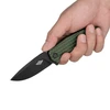 Grünes Oknife Klappmesser mit schwarzer Klinge in der Hand gehalten
