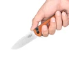 Oknife Klappmesser mit orangefarbenem Griff in der Hand gehalten
