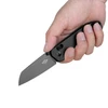 Hand hält ein schwarzes OKnife Swag Taschenmesser, ein EDC Klappmesser mit D2 Stahlklinge und Carbonfasergriff.