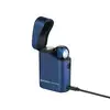 Olight Perun 3 Mini in Blau, in kabellosem Ladeetui, mit Ladeanzeige für den Transport und Einsatz als Stirnlampe.