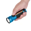 Olight Seeker 4 Pro Taschenlampe in Blau, von Hand gehalten, mit rutschfestem Griff und Drehschalter für Outdoor-Einsätze.