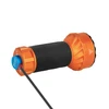 Orange Olight X9R Marauder Taschenlampe, magnetisches Ladekabel angeschlossen.