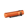 Olight Baton 3 Pro Max LED Taschenlampe in Orange mit Gürtelclip vor weißem Hintergrund