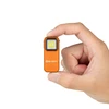 Olight Orange Baton 4 Premium in der Hand gehalten, für vielseitige Beleuchtung.