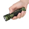 Olight olivgrüne Seeker 4 Pro Taschenlampe, gehalten von einer Hand, für Outdoor-Einsätze.