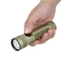 Olight Seeker Ultra LED Taschenlampe in Olivgrün gehalten von einer Hand auf weißem Hintergrund