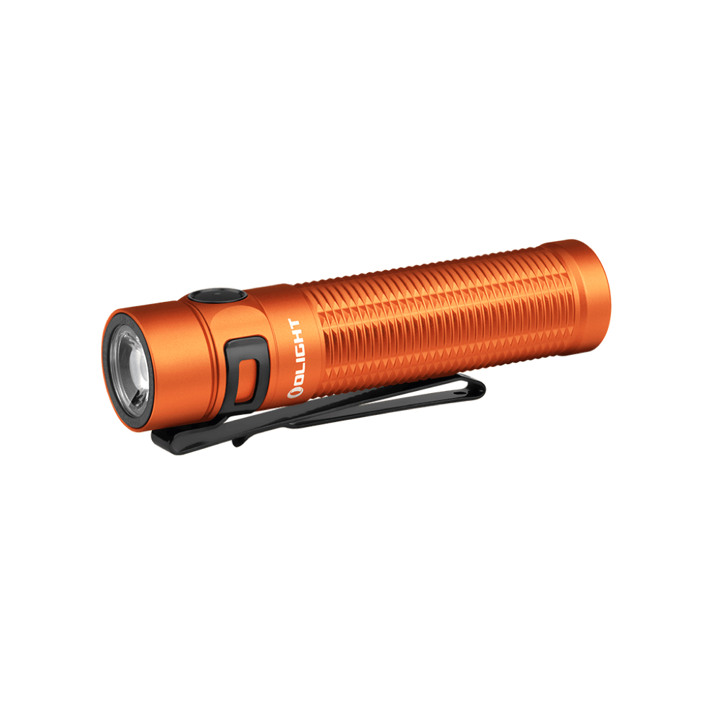 Olight Baton orangefarbene LED Taschenlampe mit Pocketclip vor weißem Hintergrund