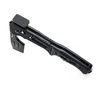 Schwarze Olight Oclip Pro Mehrzweckaxt in Schrägansicht mit strukturiertem Griff für Outdoor-Aktivitäten