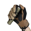 Hand in braunen taktischen Handschuhen hält taktische Taschenlampe.
