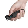 Olight schwarze ArkPro Mehrzweck-Taschenlampe in der Hand, mit blauem Bedienknopf, für Outdoor und EDC.