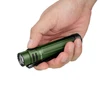 Olight grüne LED Taschenlampe kompakt in der Hand gehalten