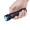 Olight Seeker 4 Pro schwarze Taschenlampe in der Hand mit griffiger Textur für Outdoor-Beleuchtung