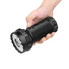 Hand hält eine leistungsstarke Olight Marauder Taschenlampe vor weißem Hintergrund