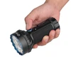 Hand hält Olight Marauder Mini Taschenlampe, weiße LEDs