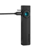 Olight schwarze ArkPro Lite Arbeitsleuchte, Seitenansicht mit angeschlossenem Ladekabel und blauem Drehschalter mit UV-Licht-Funktion.