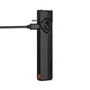 Schwarze Olight LED-Taschenlampe mit angeschlossenem USB-C Ladekabel und grüner Akkustandsanzeige auf weißem Hintergrund