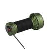 Grüne Olight Marauder Mini Taschenlampe mit strukturiertem Griff beim Ladevorgang für Outdoor-Abenteuer