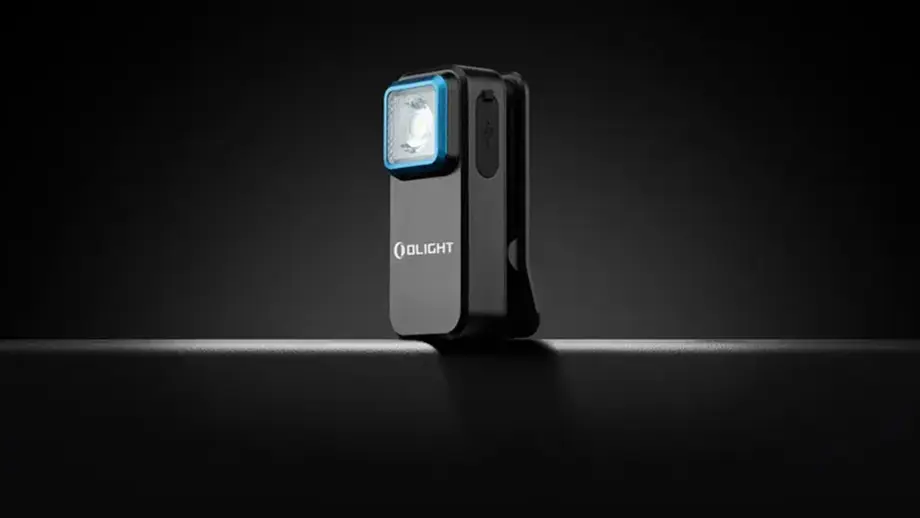 Olight Clip-Arbeitsleuchte, schwarz, leuchtender LED-Kopf, blauer Akzent, kompakte Taschenlampe