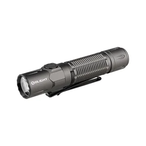 Graue Olight Warrior 3S taktische Taschenlampe in Schrägansicht mit Taschenclip für Outdoor und Security