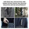 Schwarze Olight ArkPro Taschenlampe mit Clip befestigt an Tasche, Rucksack und Anzug für flexiblen EDC-Einsatz im Alltag