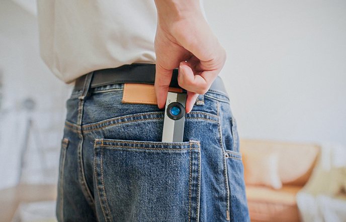 Olight ArkPro wird im Alltag aus einer Hosentasche gezogen