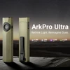 Grüne Olight ArkPro Ultra Taschenlampe in Vorder- und Rückansicht mit Clip für Outdoor vor nächtlicher Landschaft
