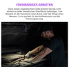 Olight lila ArkPro Taschenlampe mit Magnetfuß haftet an Motorhaube für freihändiges Arbeiten bei der Autowartung