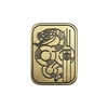 Goldene Metallplakette mit eingravierter Schlange und E-Zigarette auf weißem Hintergrund