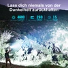 Olight Seeker 4 Pro Taschenlampe, die einen dunklen Bergweg mit 4600 Lumen und 260 Meter Leuchtweite erhellt, für Wandern und Camping.