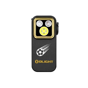 Schwarze Olight Oclip Pro S Clip-Leuchte mit Fußball-Motiv und drei LEDs in der Vorderansicht für Outdoor-Aktivitäten