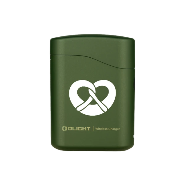 Olight Baton 4 Premium Edition, grüne Ladebox mit Brezel-Logo, als Wireless Charger für unterwegs