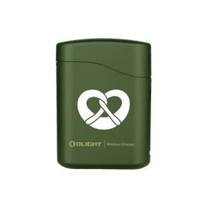 Olight Baton 4 Premium Edition grüne Ladehülle mit Brezellogo für kabelloses Aufladen