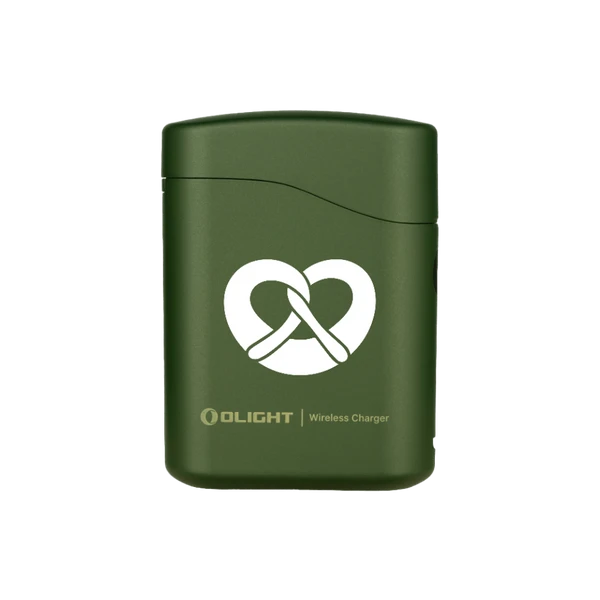 Olight Baton 4 Premium Edition grüne Ladehülle mit Brezellogo für kabelloses Aufladen
