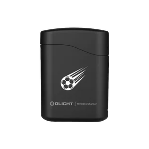 Schwarzes Olight Baton 4 Premium Ladecase mit Fußball-Grafik Vorderansicht für kabelloses Laden unterwegs