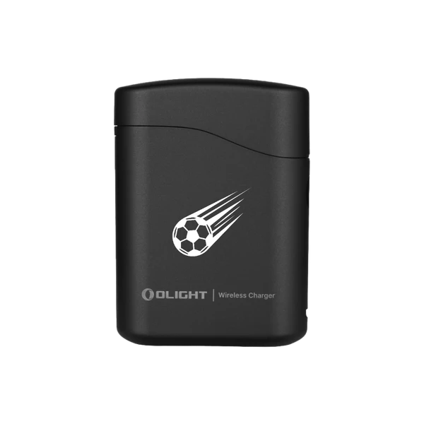 Schwarzes Olight Baton 4 Premium Ladecase mit Fußball-Grafik Vorderansicht für kabelloses Laden unterwegs