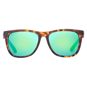 Klassische Sonnenbrille in Hornoptik mit grün verspiegelten Gläsern von Olife vor weißem Hintergrund