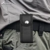 Schwarze Gürteltasche aus Nylon für Outdoormesser an taktischem Gürtel befestigt